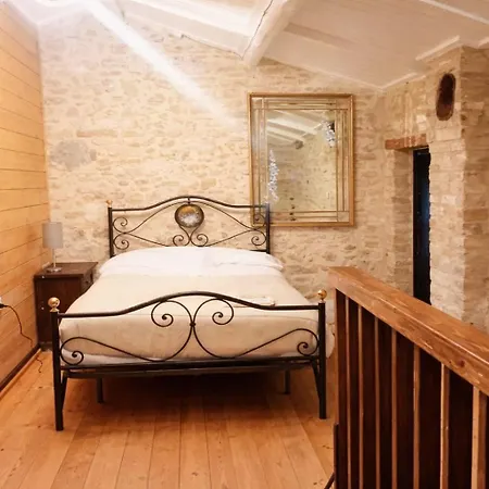 Casa de Férias Borgo Le Mimose Private Estate In Umbria With Pool And Restaurant *
